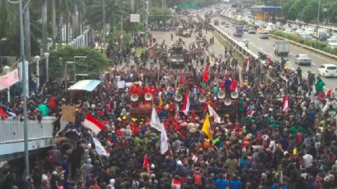 Ngeri! November Ribuan Buruh Akan Kepung Gedung DPR RI - GenPI.co