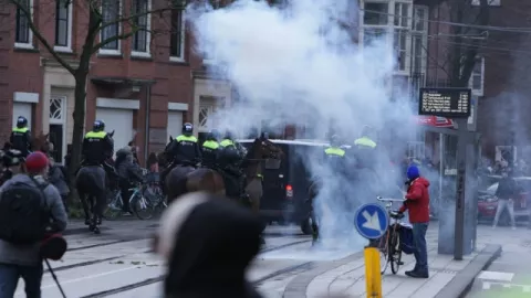 Lockdown Bikin Belanda Lumpuh! Gas Air Mata di Mana-mana - GenPI.co