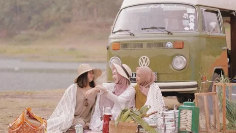 5 Tips Memakai Hijab Biar Nggak Bau Apek Saat Traveling - GenPI.co