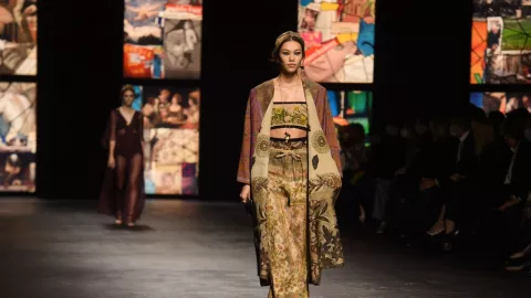 Dior Hadirkan Kain Tenun Ikat Indonesia di Paris Fashion Week - GenPI.co
