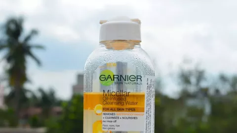 Garnier Micellar Biphase: Angkat Kotoran Wajah Dua Kali Lipat - GenPI.co