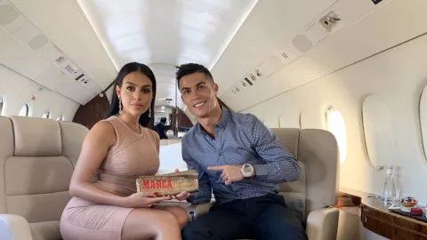 Bikin Nyengir, Gebetan Ronaldo Lebih Tajir dari Istri Messi - GenPI.co