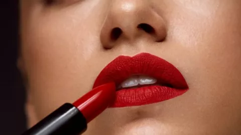 Warna Lipstik Tahan 24 Jam Tanpa Touch Up, Simak 6 Tips Ini - GenPI.co
