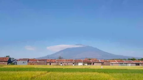 Mau Tahun Baru Berselimut Awan? Jalur Gunung Ciremai Sudah Dibuka - GenPI.co