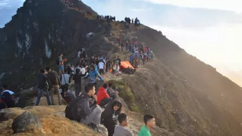 Menikmati Pesona Matahari Pagi nan Hangat di Gunung Sibayak - GenPI.co