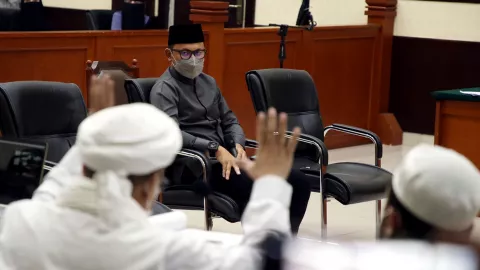 Kuasa Hukum Habib Rizieq Cecar Saksi di Pengadilan, Bikin Jokowi - GenPI.co