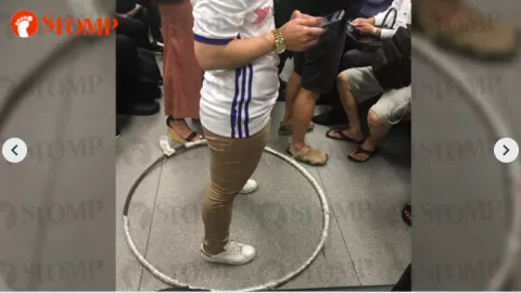 Tak Mau Tersenggol di MRT, Perempuan ini Bawa Hula Hoop - GenPI.co
