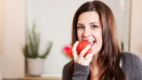 Rutin Makan Apel di Pagi Hari Ternyata Khasiatnya Mencengangkan - GenPI.co