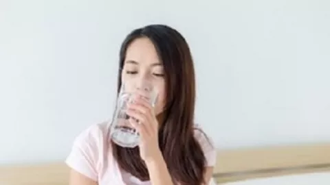 Minum Air Hangat Setiap Pagi Manfaatnya Luar Biasa - GenPI.co