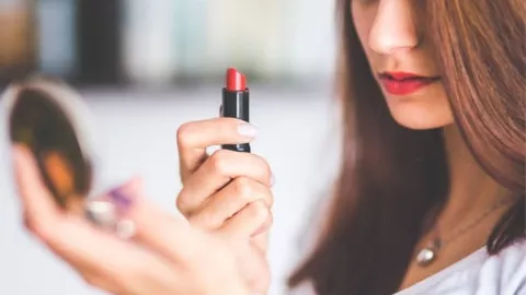 Tips Makeup Simpel Wanita Sibuk, Hasilnya Bikin Pria Terpesona - GenPI.co