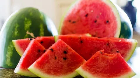 Awas! Ini Bahaya Makan Buah Semangka Secara Berlebihan - GenPI.co