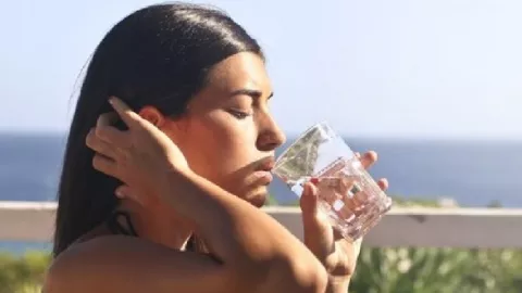 7 Khasiat Minum Air Putih Hangat Setiap Pagi Sungguh Mengejutkan - GenPI.co