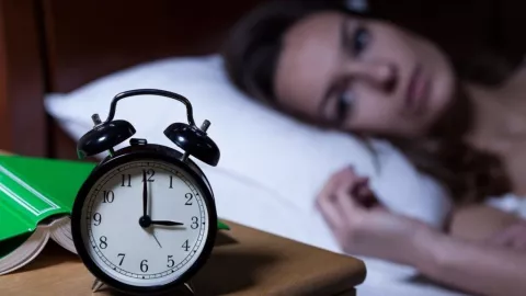 Fakta! Wanita Lebih Sering Menderita Insomnia Dibandingkan Pria - GenPI.co