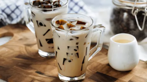 Berbukalah dengan yang Manis, Yuk Bikin Es Cincau Thai Tea! - GenPI.co