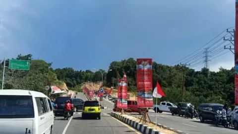 Lihat! Warga Jayapura Padati Jembatan Merah Putih Sambut Jokowi - GenPI.co