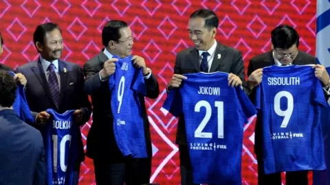 Paling Beda, Jokowi Dapat Jersey Nomor 21 dari FIFA - GenPI.co