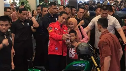 Pak Jokowi Santai Banget, Jalan Ke Mal Botani Square Naik Motor - GenPI.co