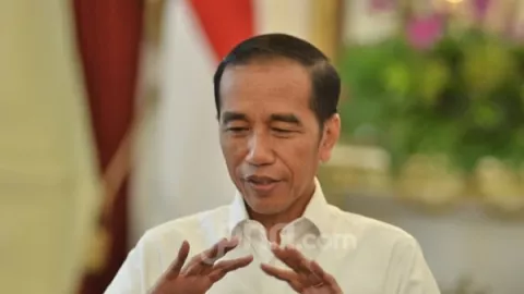 Tak Peringati Hari Antikorupsi di KPK, Jokowi Nonton Erick Thohir - GenPI.co