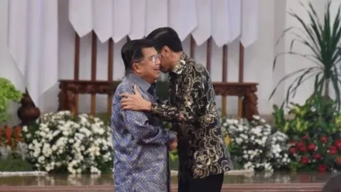Mengharukan, Nih Momen Jokowi Merangkul Pak JK Jelang Perpisahan - GenPI.co