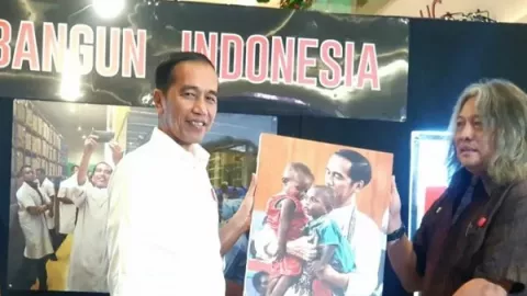 Gendong Anak Papua, Pak Jokowi Kagum Fotonya Sendiri - GenPI.co