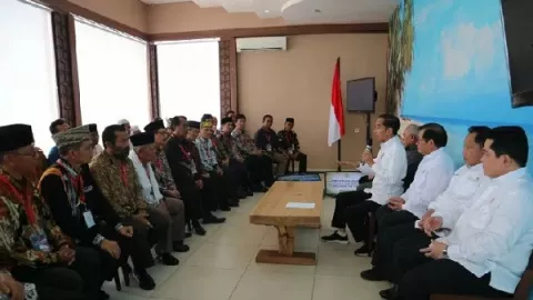 Pak Jokowi Temui Tetua Adat, Di Mana Bumi Dipijak, Di Situ... - GenPI.co