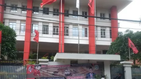 Adian Napitupulu Putar Video Ketika KPK Mau Geledah Markas PDIP - GenPI.co