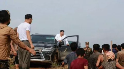 Impor Barang Mewah Dilarang Korut, Kim Jong Un Malah Nyetir Lexus - GenPI.co