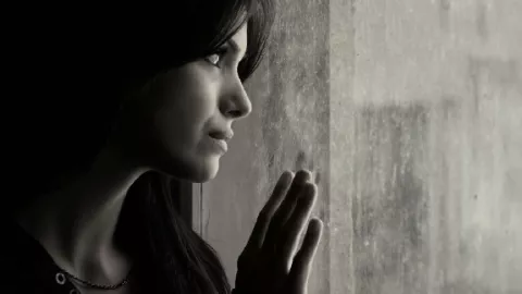 5 Tanda Fisik Jika Seseorang Kesepian, Ternyata Sangat Mengerikan - GenPI.co