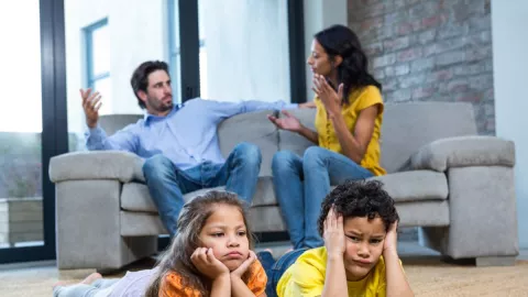 Orang Tua Hendak Bercerai, Lakukan 4 Cara untuk Jelaskan ke Anak - GenPI.co