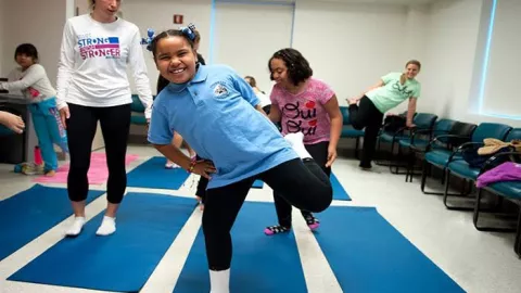 Latihan Yoga Bantu Asah Kecerdasan Anak Penyandang Disabilitas - GenPI.co