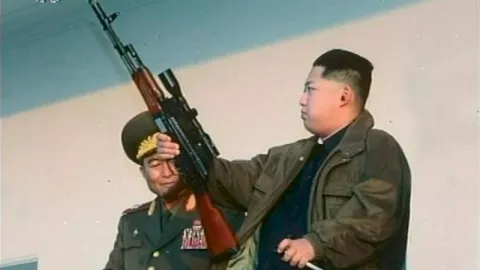 Kim Jong Un Mulai Garang! Tenteng Senapan dan Baju Perang - GenPI.co