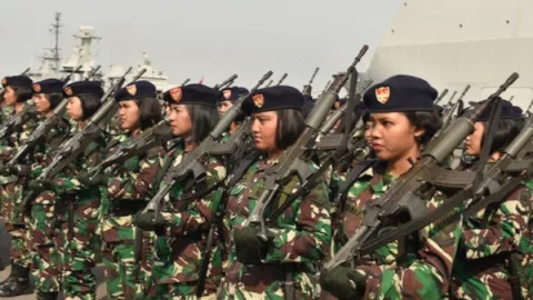 Wow... Lihat Kehebatan Pasukan Korps Wanita AL Indonesia Ini - GenPI.co