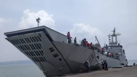 Operasi Kapal Amfibi, KRI Teluk Sangkurilang-542 Menuju Ambalat - GenPI.co
