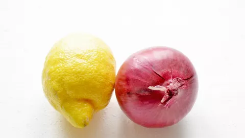 Bawang Merah dan Lemon Ampuh Singkirkan Bintik Hitam pada Wajah - GenPI.co