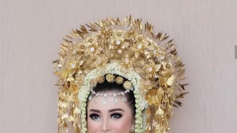 3 Mahkota Terberat Khas Pernikahan Adat di Indonesia - GenPI.co