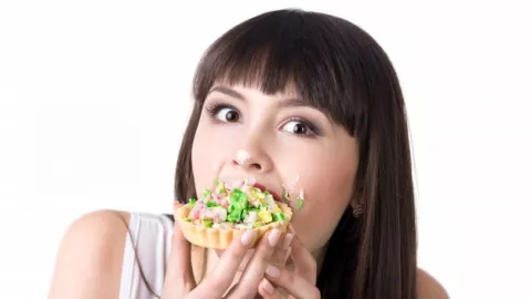 3 Kebiasaan Makan Buruk yang Muncul Akibat Stres - GenPI.co