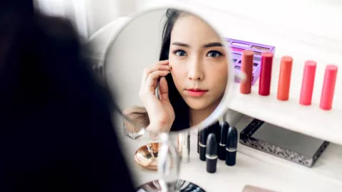 3 Tips Pakai Makeup bagi Wajah yang Mudah Berkeringat - GenPI.co