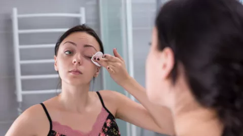 Muka Mulus dan Glowing, Ikuti 3 Langkah Tepat Membersihkan Makeup - GenPI.co