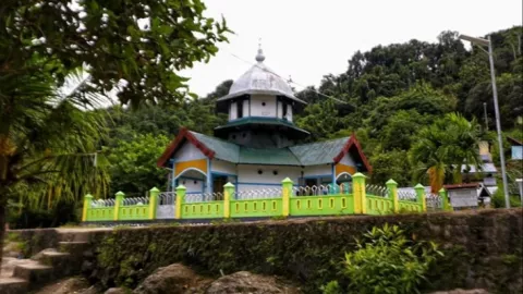 Masjid Tua Patimburan, Adopsi Gaya Bangunan Belanda dan Jawa - GenPI.co