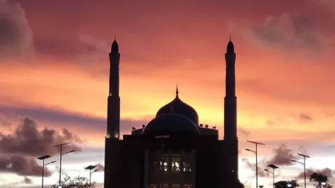 Mengintip Keunikan Masjid Terapung Amirul Mukminin yang Eksotis - GenPI.co