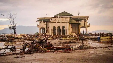 Masjid Baiturrahim, Saksi Bisu Dahsyatnya Tsunami Aceh - GenPI.co