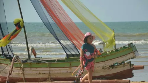 Model Cilik 'Menantang' Matahari di Sumenep Batik on The Sea 2019 - GenPI.co