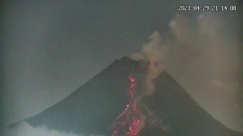 BPPTKG: Gunung Merapi Alami 74 Kali Guguran Lava - GenPI.co