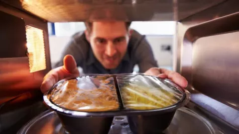 Ketahui Dampak Memanaskan Makanan di Microwave - GenPI.co