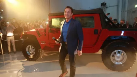 Mobil Arnold Schwarzenegger Mirip Jip Perang - GenPI.co