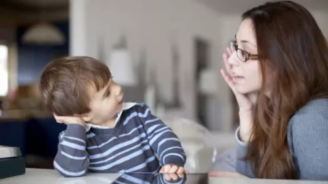 3 Kunci Utama Menjalin Komunikasi dengan Anak - GenPI.co