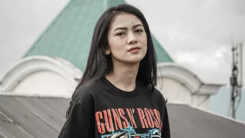 Sedang Hitz! Kaos Bergambar Metal Cocok untuk Cewek Petualang - GenPI.co