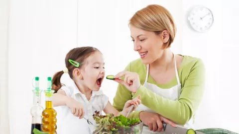 Tularkan 4 Kebiasaan Makan Sehat untuk si Kecil, Dijamin Lahap! - GenPI.co