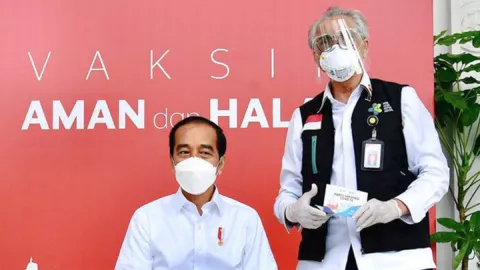 Besok, Jokowi Disuntik Vaksin Covid-19 Dosis Kedua - GenPI.co