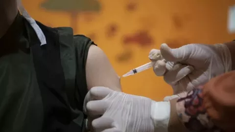 Alasan Pemerintah Tunda Distribusi Vaksin AstraZaneca, Ternyata.. - GenPI.co